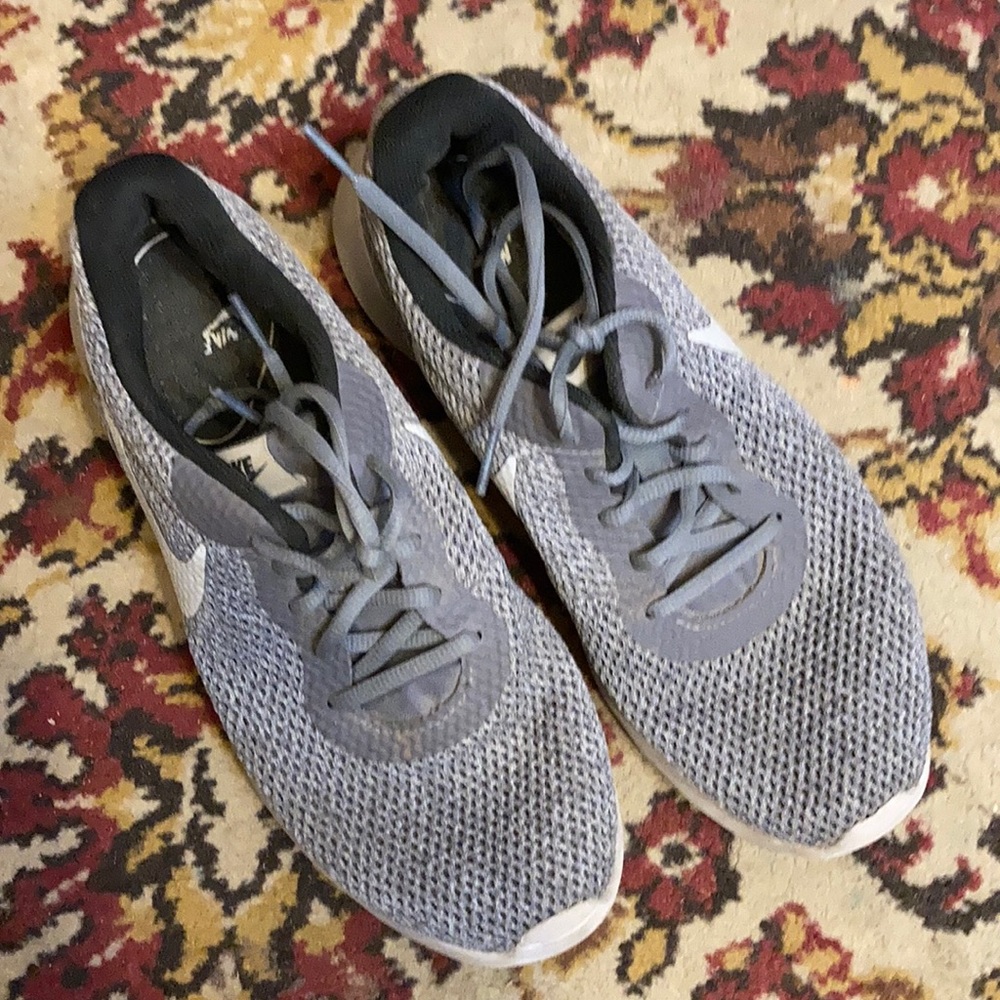 Grey Nike’s men’s 8.5